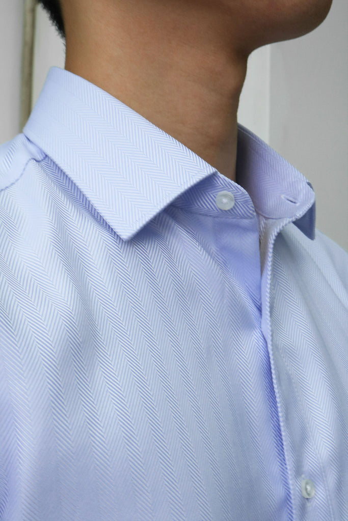 herringbone-blue-tailored-shirt-cyc-modelled-collar-1